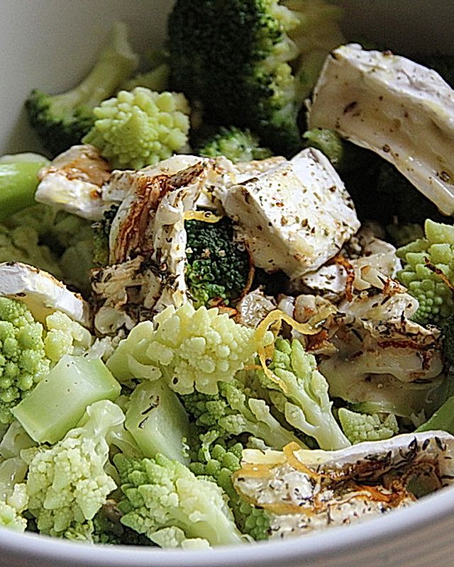 Lauwarmer Romanesco-Brokkoli Salat mit Ziegencamembert