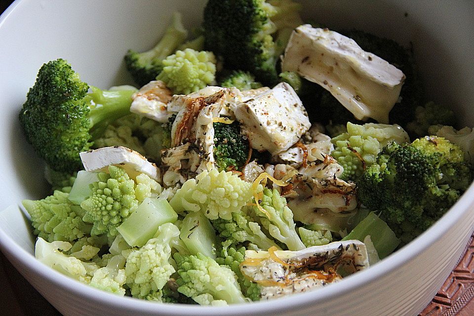 Lauwarmer Romanesco-Brokkoli Salat mit Ziegencamembert