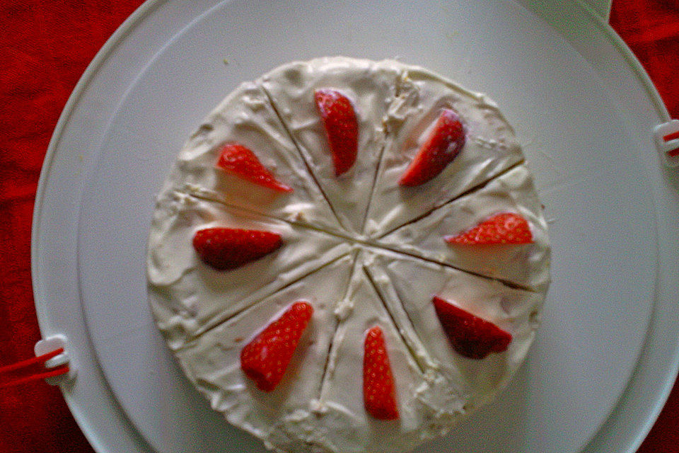 Biskuittorte mit Erdbeeren und Vanillecreme