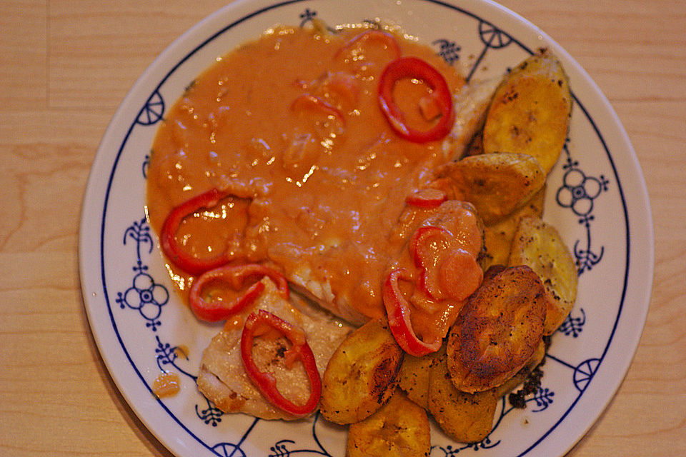 Seelachsfilet mit Kochbananen und Erdnusssoße