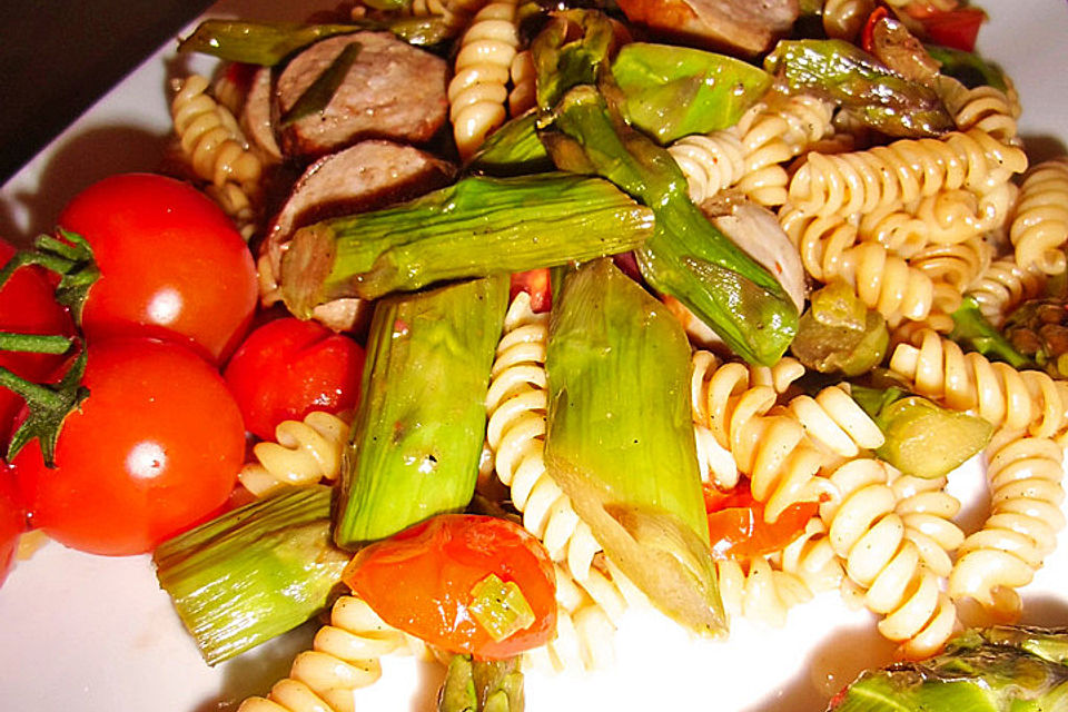 Nudelsalat mit grünem Spargel, Bratwurst und Cherrytomaten