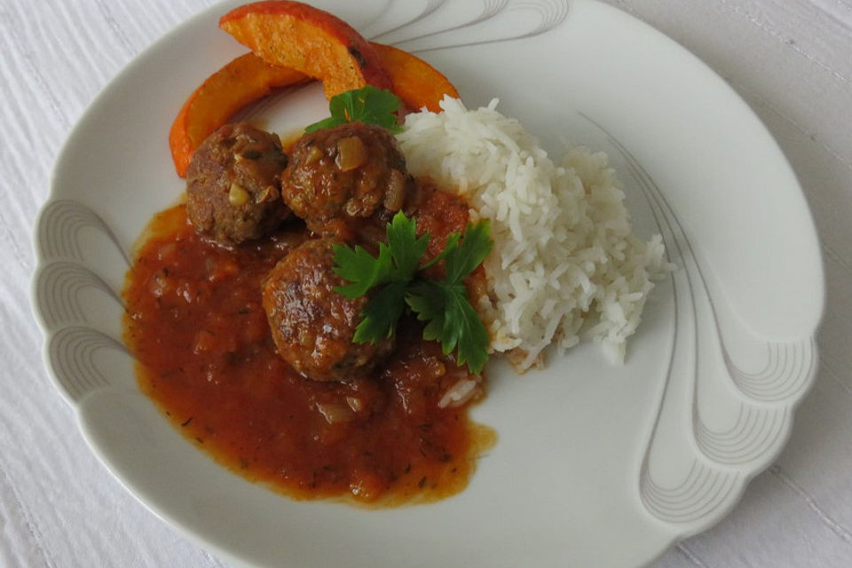 Hackbällchen im Tomaten-Paprika-Sugo