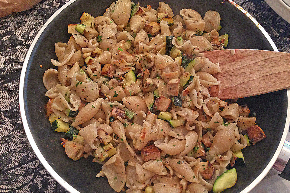 Tofu-Nudel-Pfanne mit Zucchini