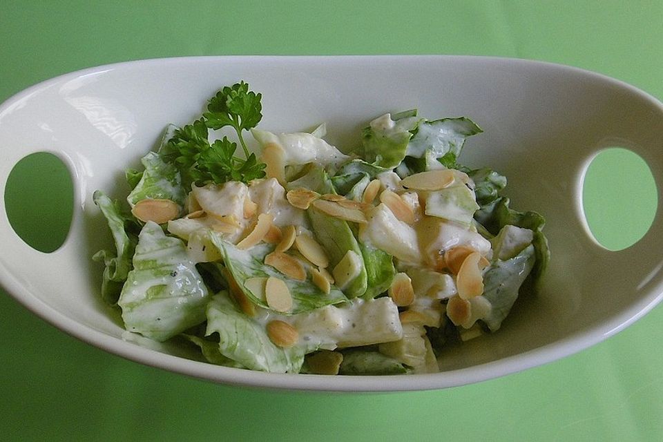 Eisbergsalat mit Obst und Butterkäse