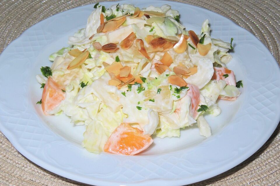 Eisbergsalat mit Obst und Butterkäse