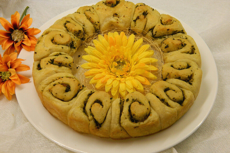 Pizzabrot als Schnecken mit Kräuterbutter