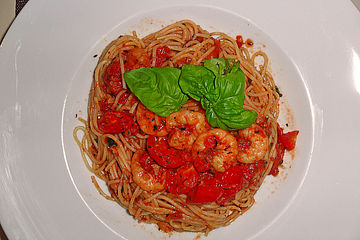 Spaghetti con olio fatto in casa peperoncino, aglio, pomodorini freschi e gamberi