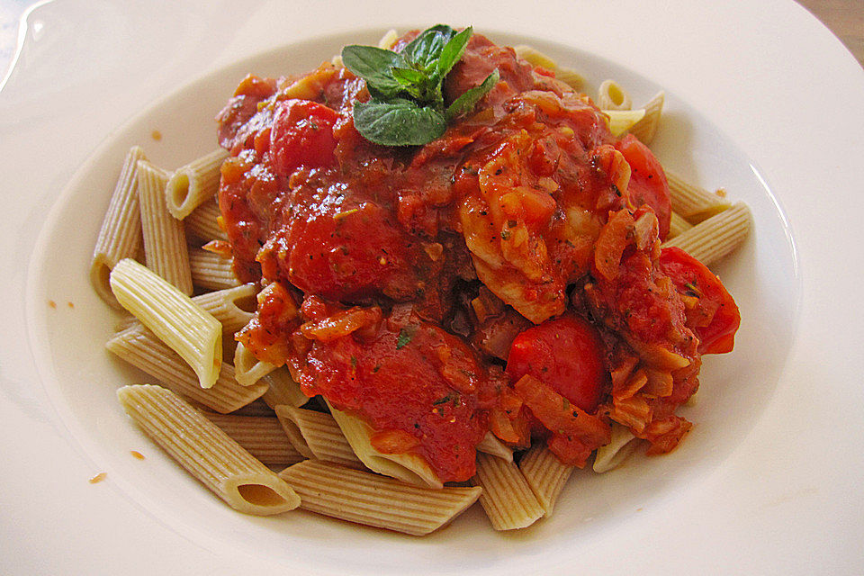 Spaghetti con olio fatto in casa peperoncino, aglio, pomodorini freschi e gamberi