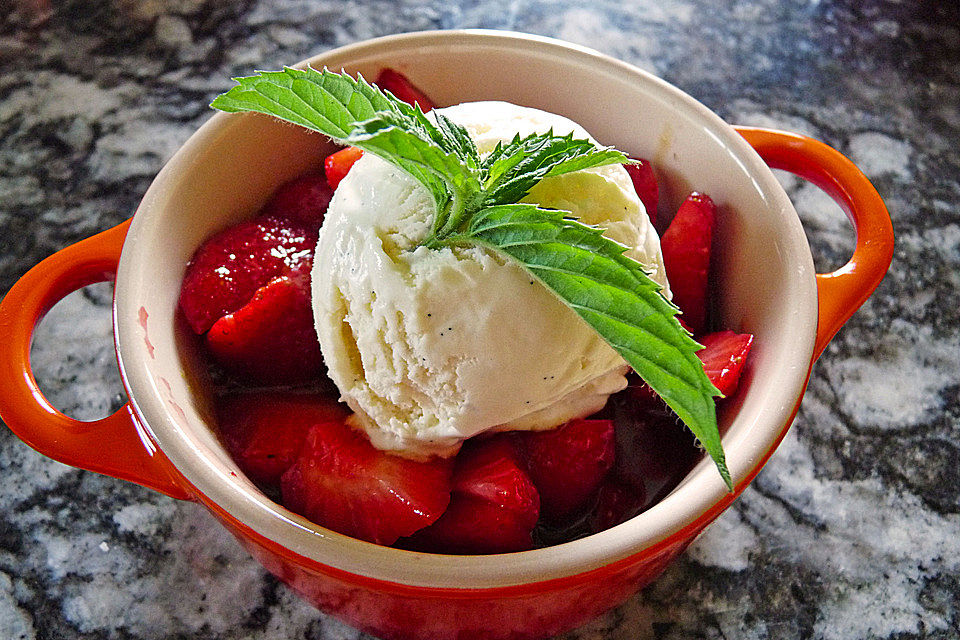 Erdbeeren mit Orangenbutter im Töpfli