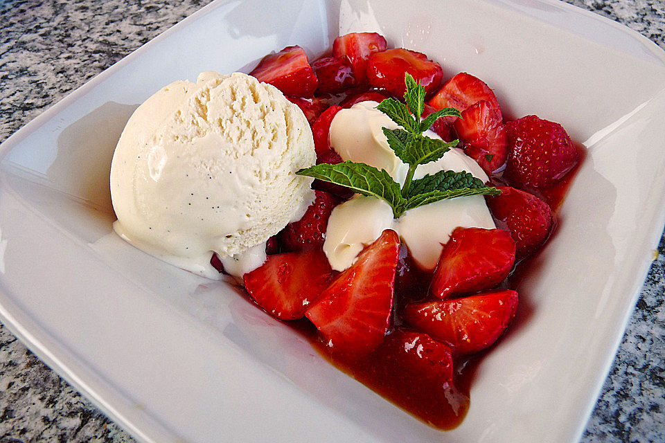 Flambierte Erdbeeren mit Crème fraîche