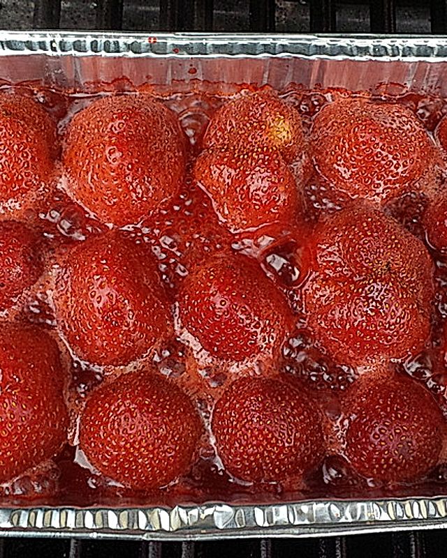 Gegrillte Erdbeeren mit Vanilleeis