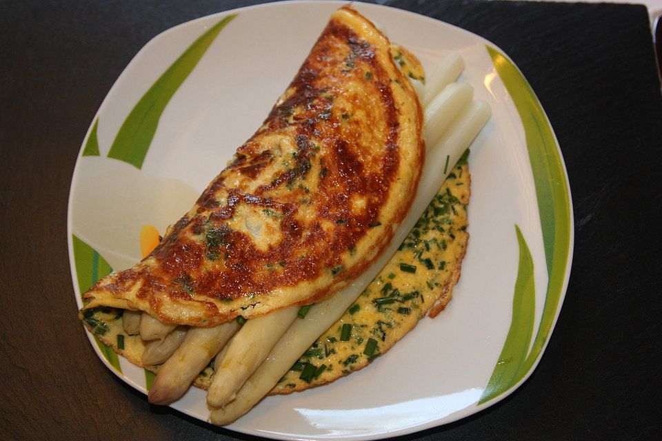 Omelettes mit Spargel und Estragonsoße