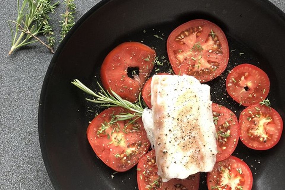 Gedünsteter Kabeljau auf Tomaten