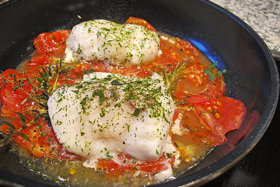 Gedünsteter Kabeljau auf Tomaten