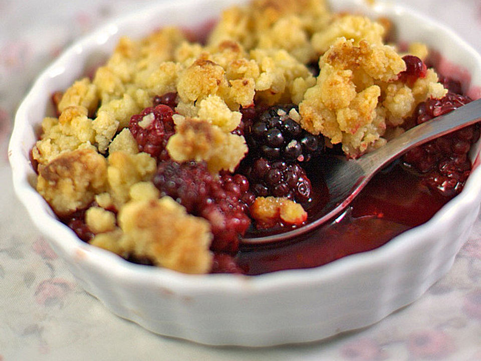 Brombeer-Crumble mit Marzipanstreuseln von Wiktorija| Chefkoch