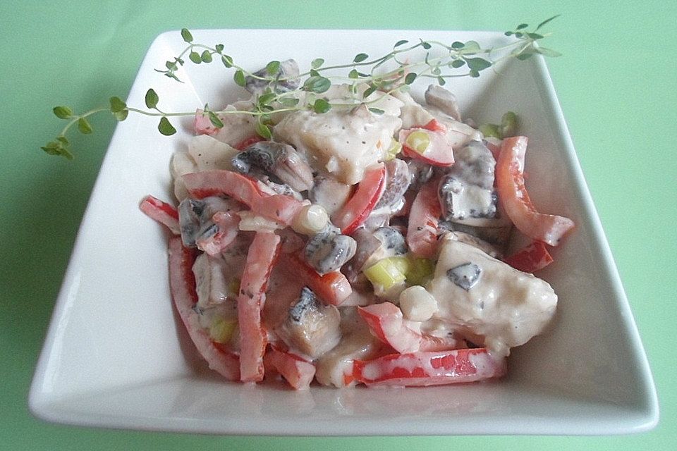 Tortellini- oder Raviolisalat mit Parmesan-Dressing, gebratenen Pilzen und Paprika