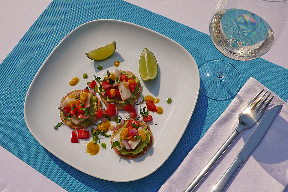 Ceviche mit Kabeljau, Tomaten und Koriander auf Guacamole