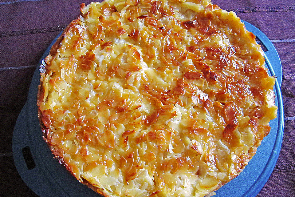 Puddingkuchen mit Ananas und Mandelkruste