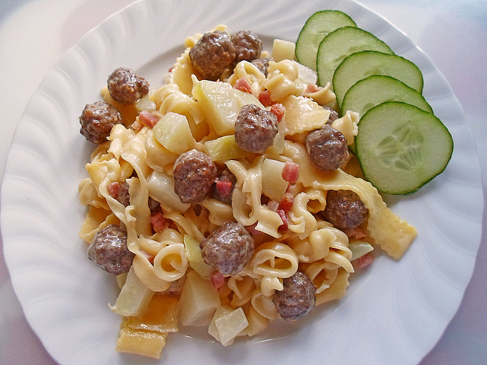 Nudeln mit Rinderhack-Klößchen und Kohlrabiwürfeln in einem Sahne-Gouda ...