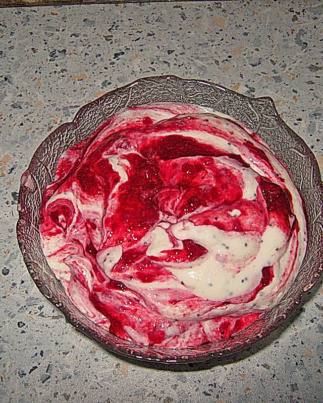 Mohn-Marzipan-Dessert mit Himbeeren