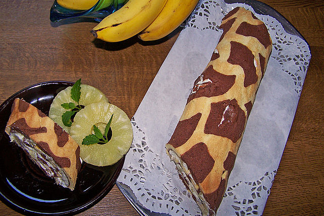 Giraffenhals-Schoko-Biskuitrolle mit Bananen von apfelmus112| Chefkoch