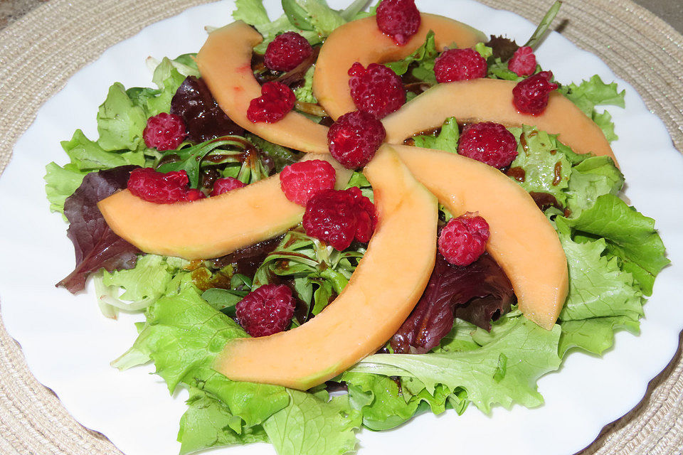 Pflücksalat mit Himbeer-Balsamico-Dressing