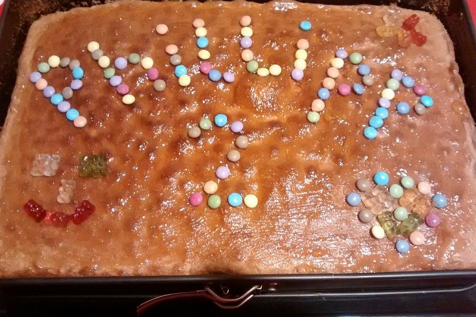 Lustiger Kinderkuchen mit Smarties