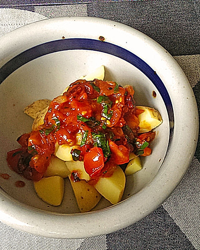 Kartoffeln mit Tomaten und Zucchini