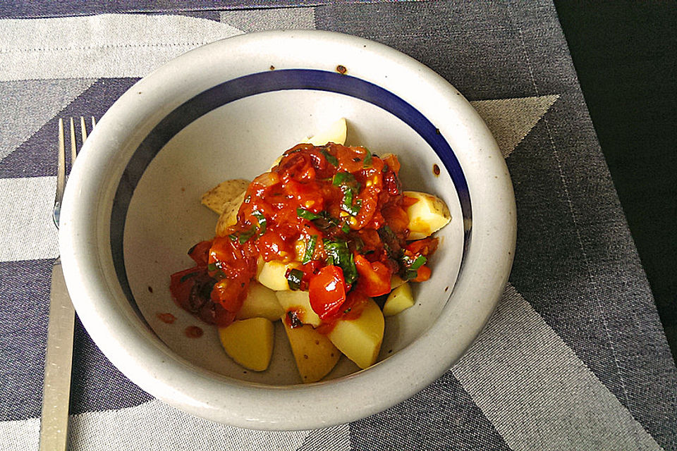 Kartoffeln mit Tomaten und Zucchini