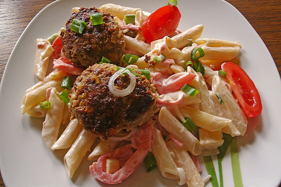 Pennesalat mit Senffrikadellen