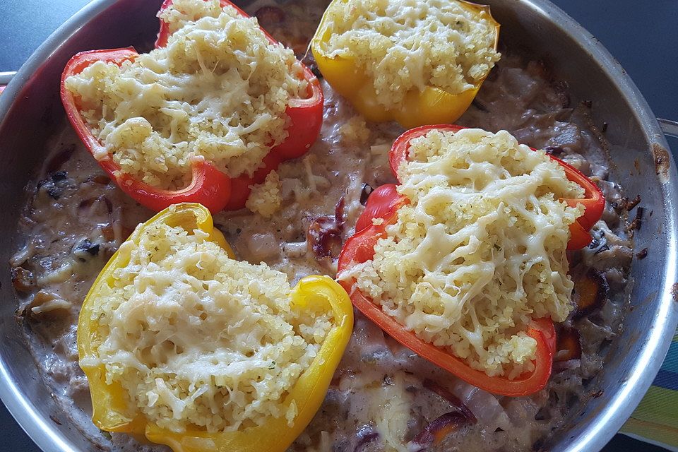 Überbackene Paprika mit Bulgurfüllung auf Gemüsebett