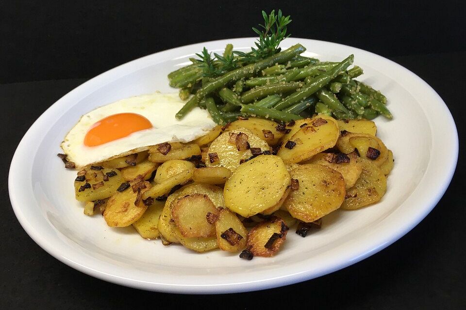 Bratkartoffeln aus Pellkartoffeln mit Zwiebeln und Kräutersalz