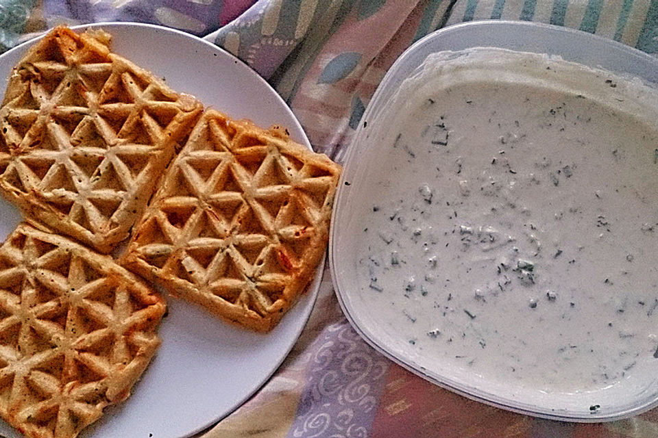 Deftig-feurige Waffeln mit Knoblauch-Chili Joghurt