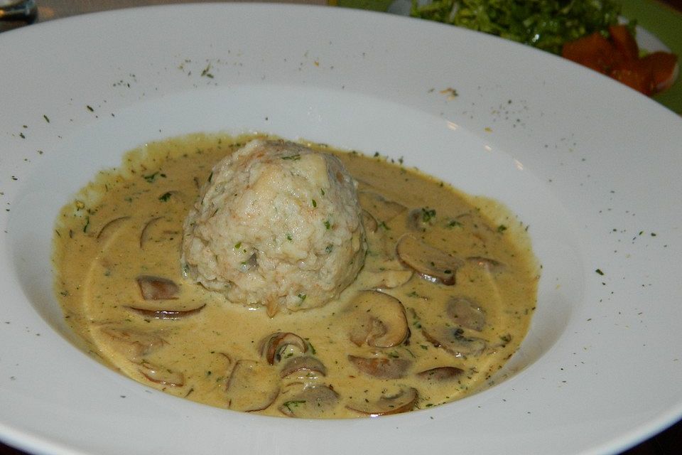 Vollkorn-Semmelknödel mit Champignon-Sahnesoße