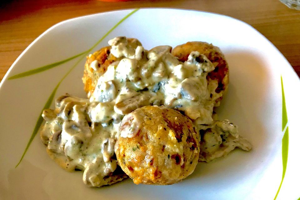 Vollkorn-Semmelknödel mit Champignon-Sahnesoße