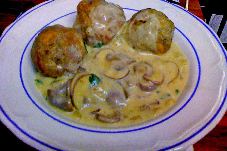 Vollkorn-Semmelknödel mit Champignon-Sahnesoße