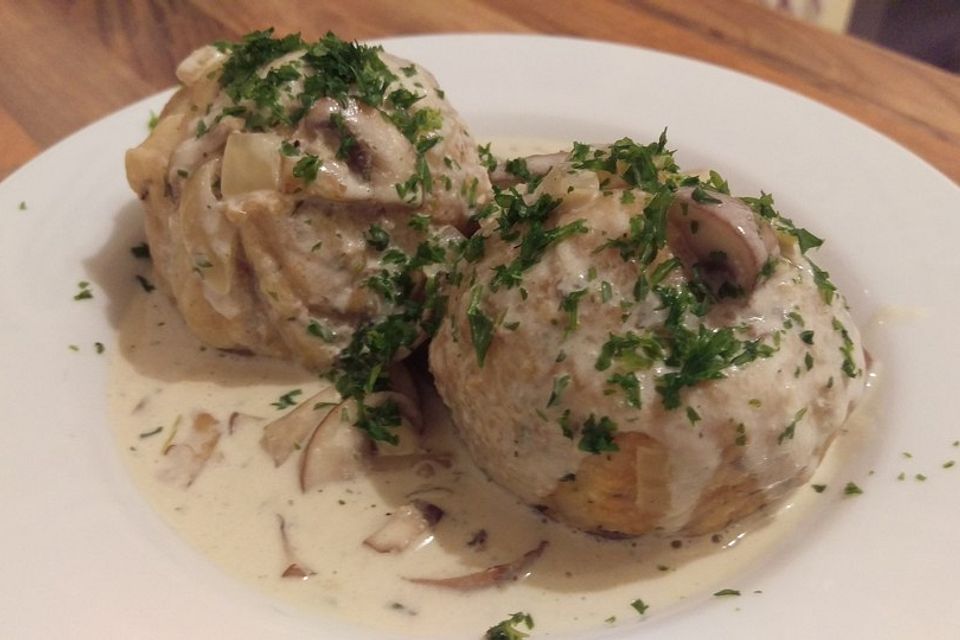 Vollkorn-Semmelknödel mit Champignon-Sahnesoße