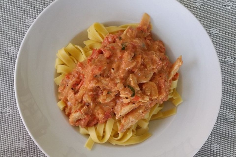 Hähnchengeschnetzeltes in Tomaten-Basilikum-Sauce