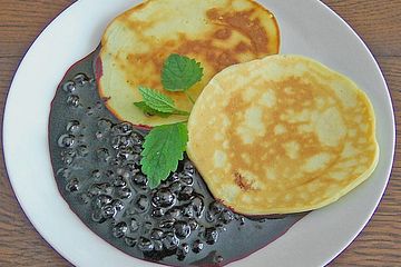 Pancakes mit Waldbeersauce