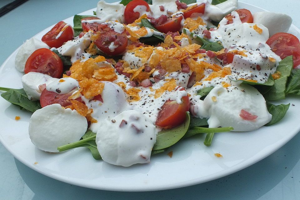 Blattspinat-Salat mit Ranch-Dressing und Nachos