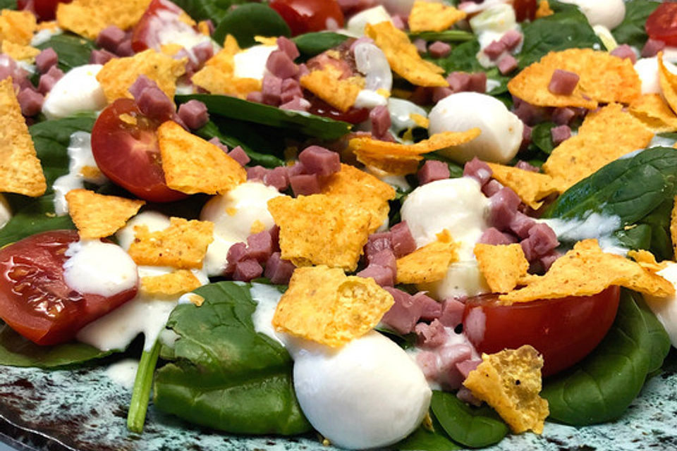 Blattspinat-Salat mit Ranch-Dressing und Nachos