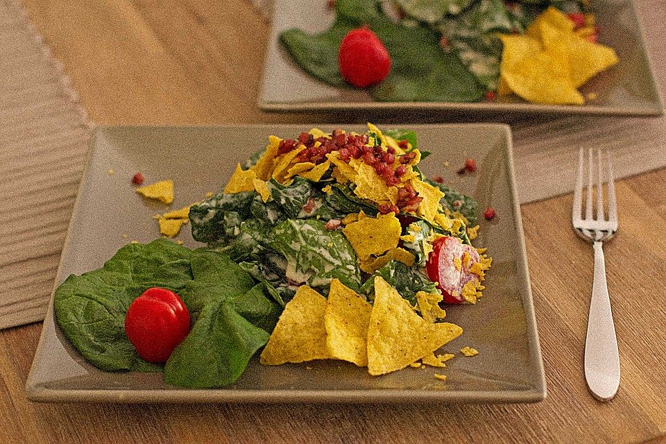 Blattspinat-Salat mit Ranch-Dressing und Nachos