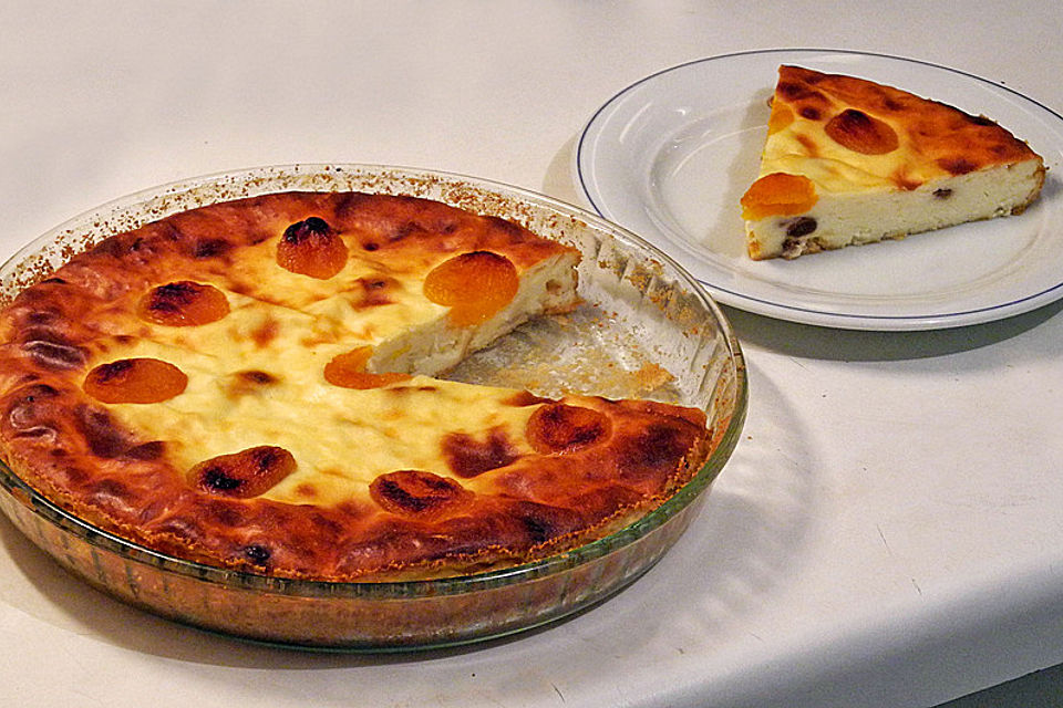 Käsekuchen mit Rosinen und getrockneten Aprikosen