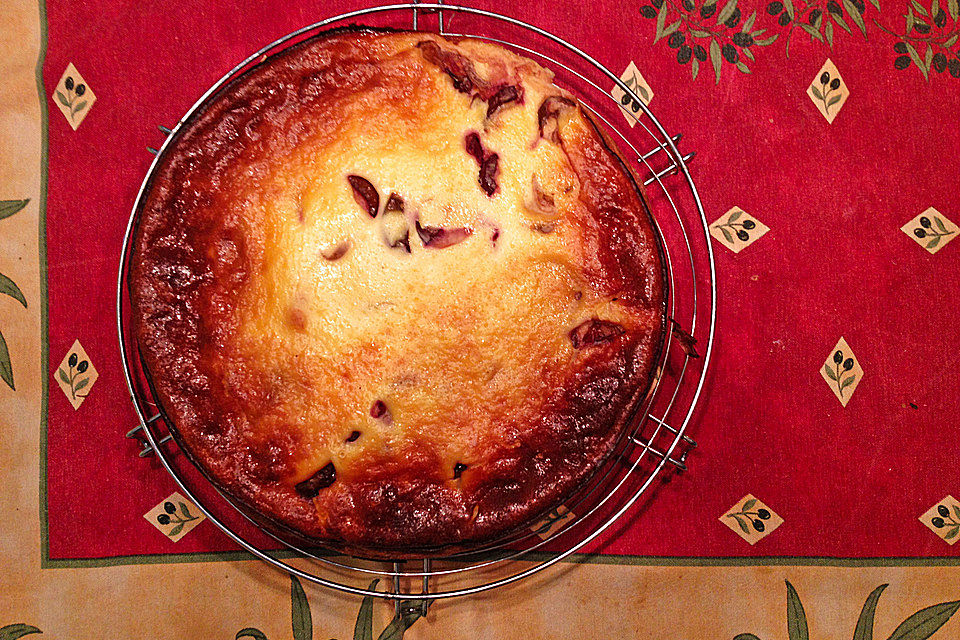 Käsekuchen mit Rosinen und getrockneten Aprikosen