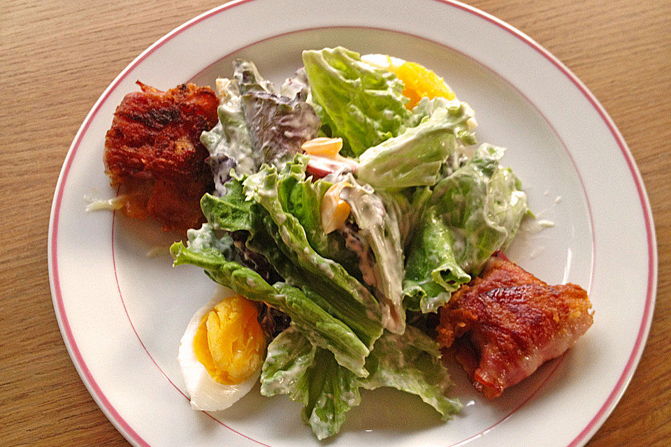 Grüner Salat mit Ei und Brie-Käse im Speckmantel