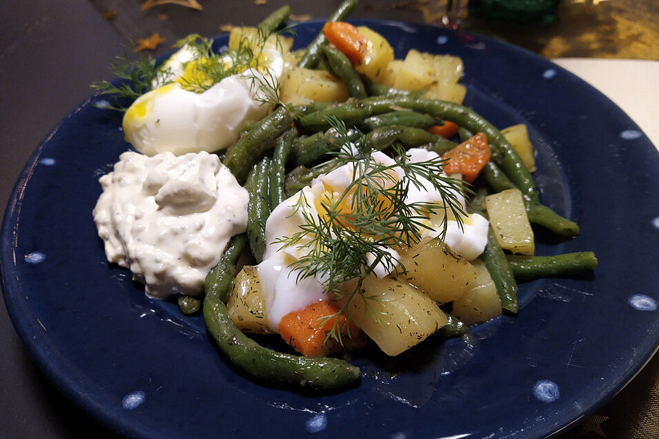 Kartoffel-Karotten-Bohnenpfanne mit Ei und Dip