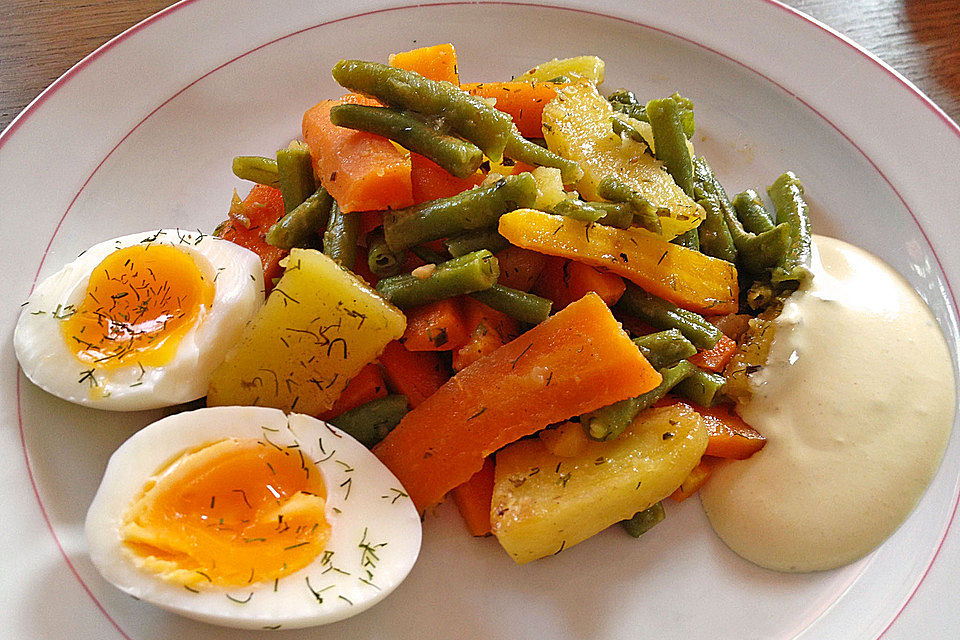 Kartoffel-Karotten-Bohnenpfanne mit Ei und Dip