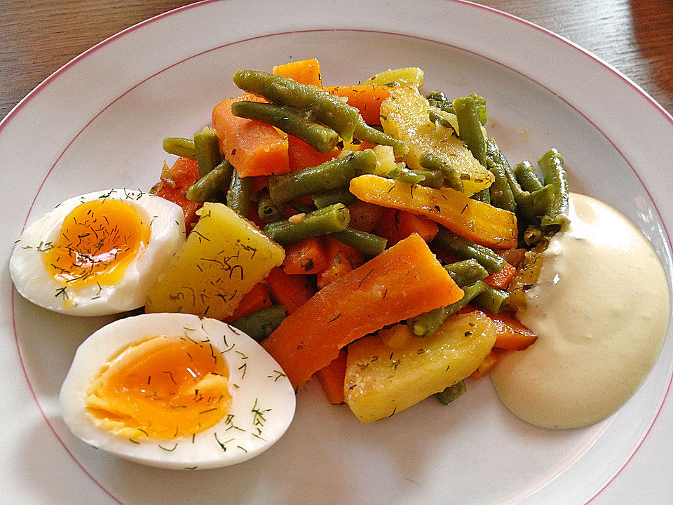 Kartoffel-Karotten-Bohnenpfanne mit Ei und Dip von MuffinLola | Chefkoch