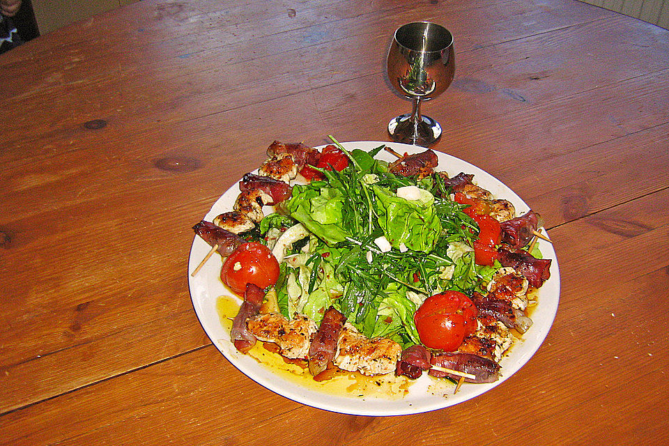 Putenspieße mit Datteln im Speckmantel und Salat