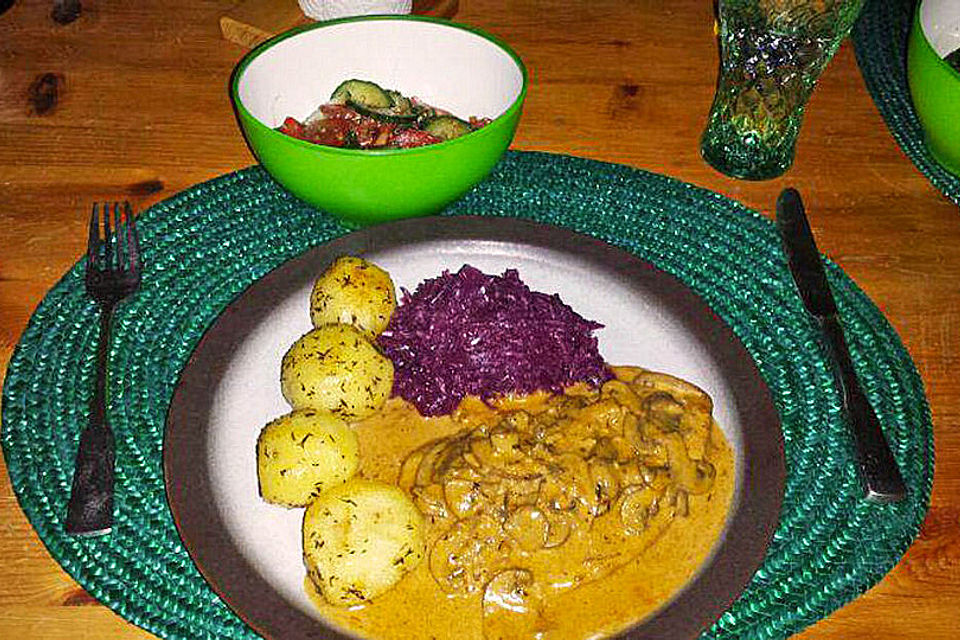 Putenschnitzel in Pilzrahm mit Thymiankartoffeln